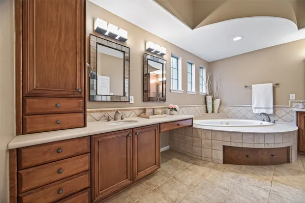 $1,000,000 | 10 Mirror Ridge Drive, The Woodlands, TX 77382
