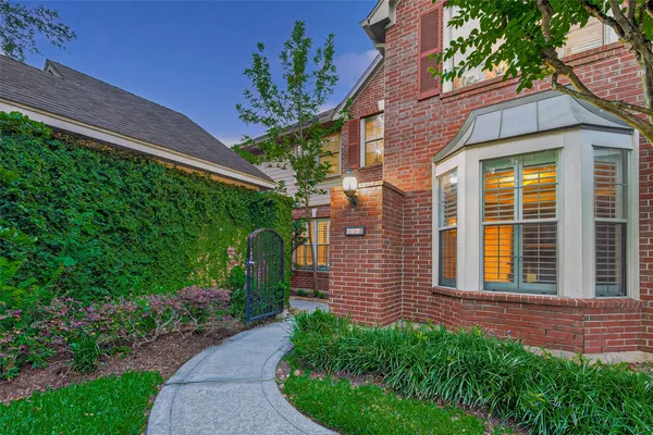 $1,000,000 | 10 Mirror Ridge Drive, The Woodlands, TX 77382