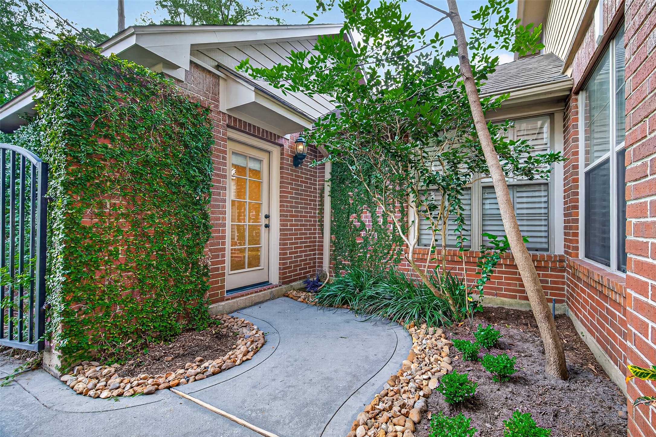 10 Mirror Ridge Drive The Woodlands, TX 77382 - Photo 7 of 46