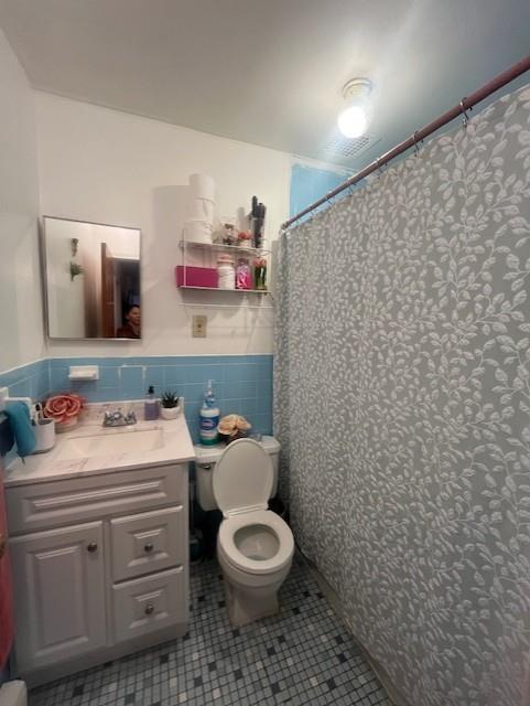 102-01 Strong Avenue Queens, NY 11368 - Photo 10 of 10 a bathroom with a toilet a sink and a mirror