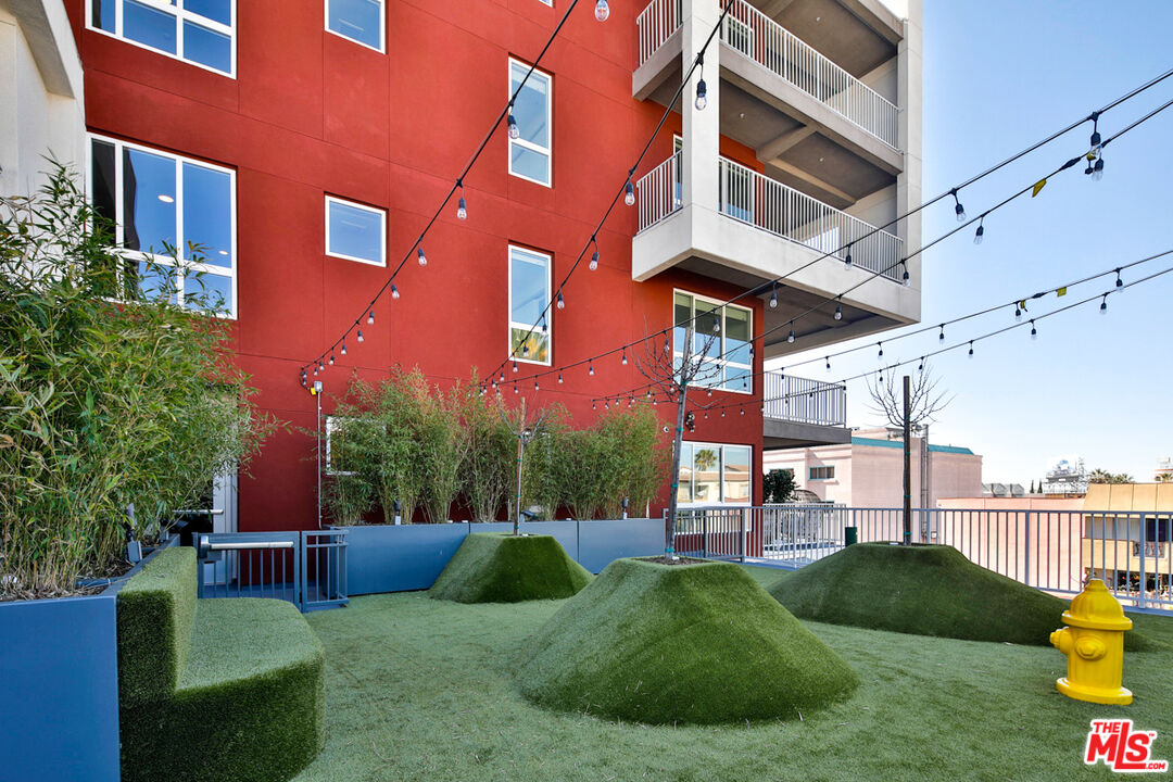 750 South Oxford Avenue, Unit 377 Los Angeles, CA 90005 - Photo 7 of 26 a view of a house with a yard and sitting area