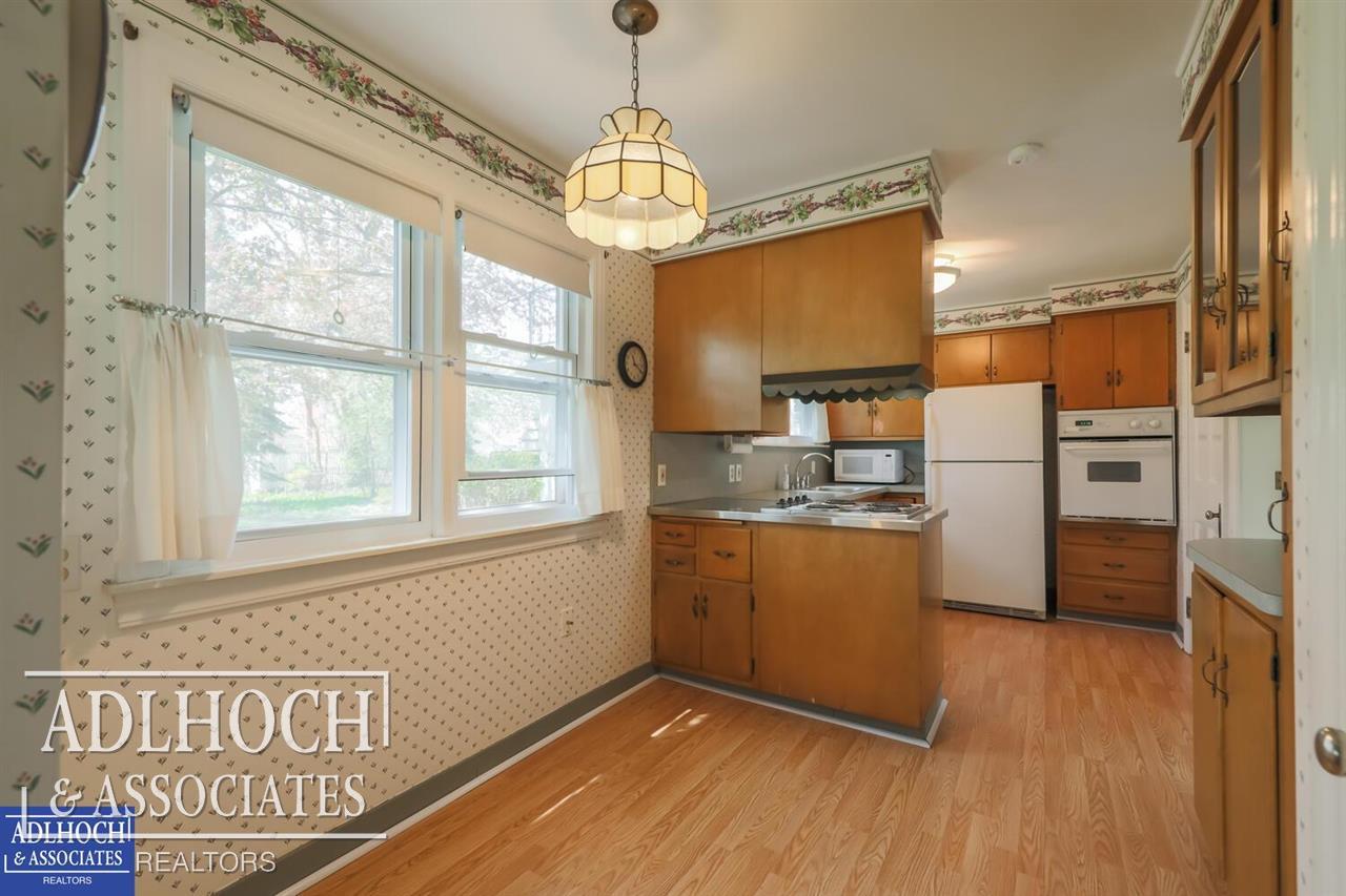 1395 Hampton Road Grosse Pointe, MI 48236 - Photo 14 of 29 eating space