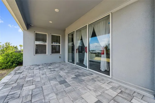a view of empty room with window