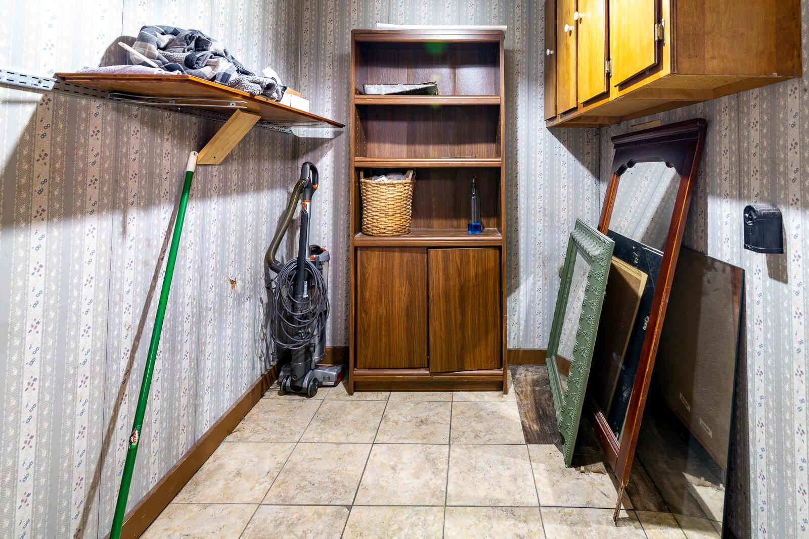 8166 York Road Southwest Pataskala, OH 43062 - Photo 5 of 33 1st fl laundry
