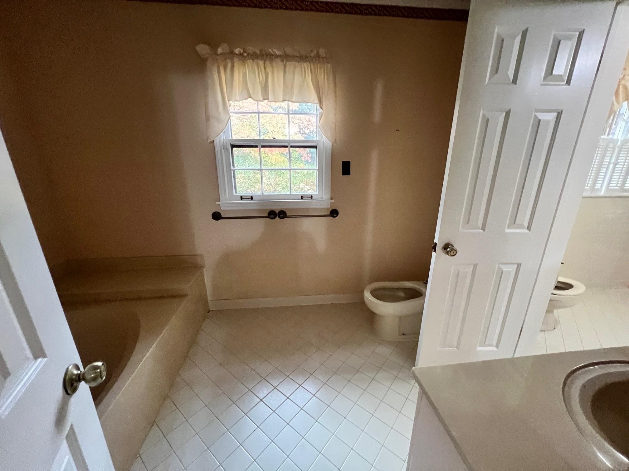 386 Roseland Place Memphis, TN 38111 - Photo 18 of 22 a bathroom with a sink a toilet and a tub