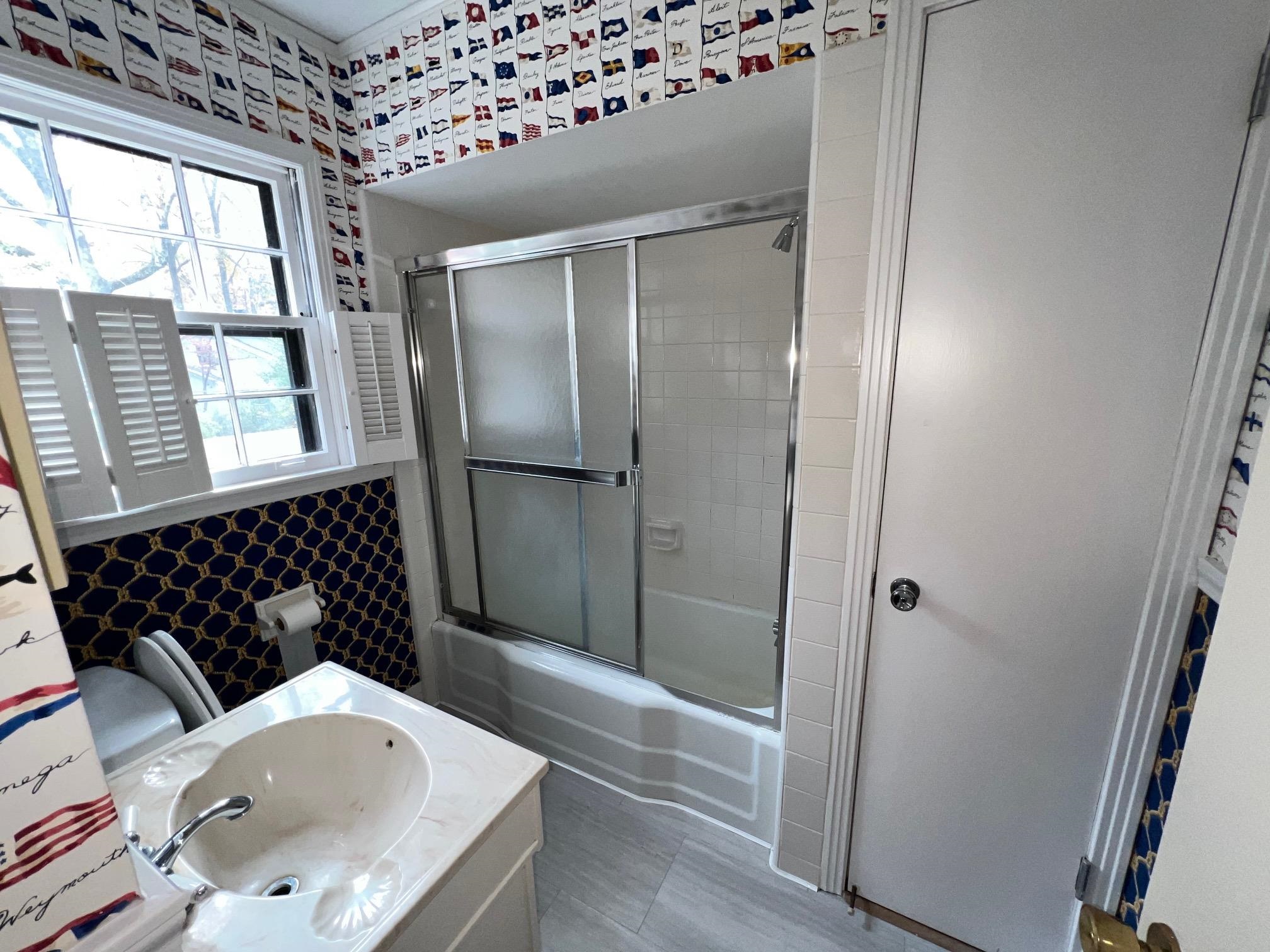 386 Roseland Place Memphis, TN 38111 - Photo 5 of 22 a bathroom with a tub sink and shower