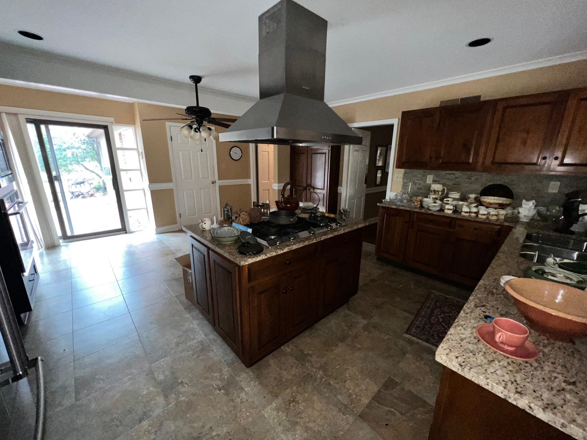 386 Roseland Place Memphis, TN 38111 - Photo 6 of 22 a kitchen with granite countertop a stove and a refrigerator