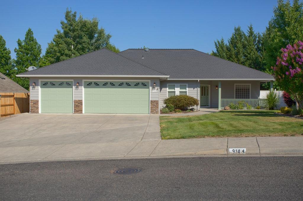 914 Ridgeview Drive Eagle Point, OR 97524 - Photo 4 of 34 front view of a house with a yard