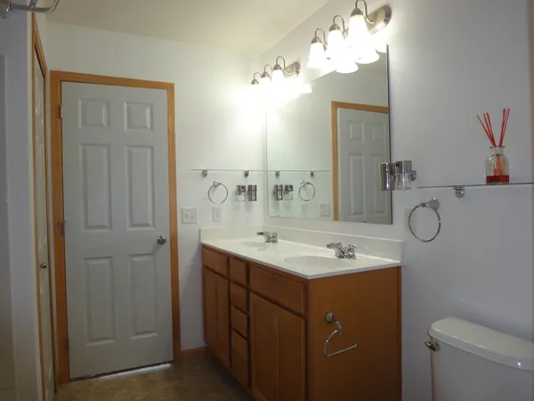 $2,050 | 11846 Emery Village Drive North, Champlin, MN 55316