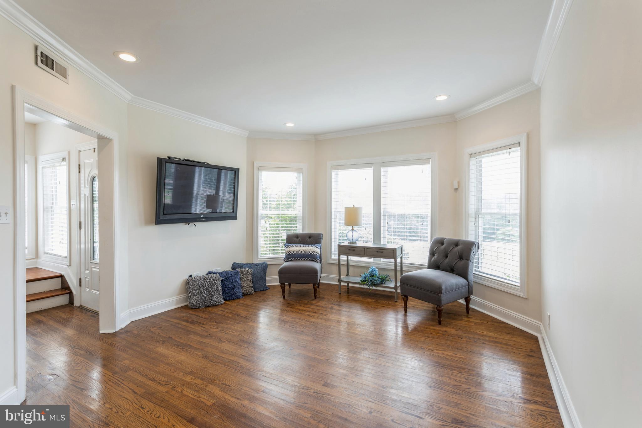 10330 Rogues Road Midland, VA 22728 - Photo 13 of 33 Living room with abundant natural light