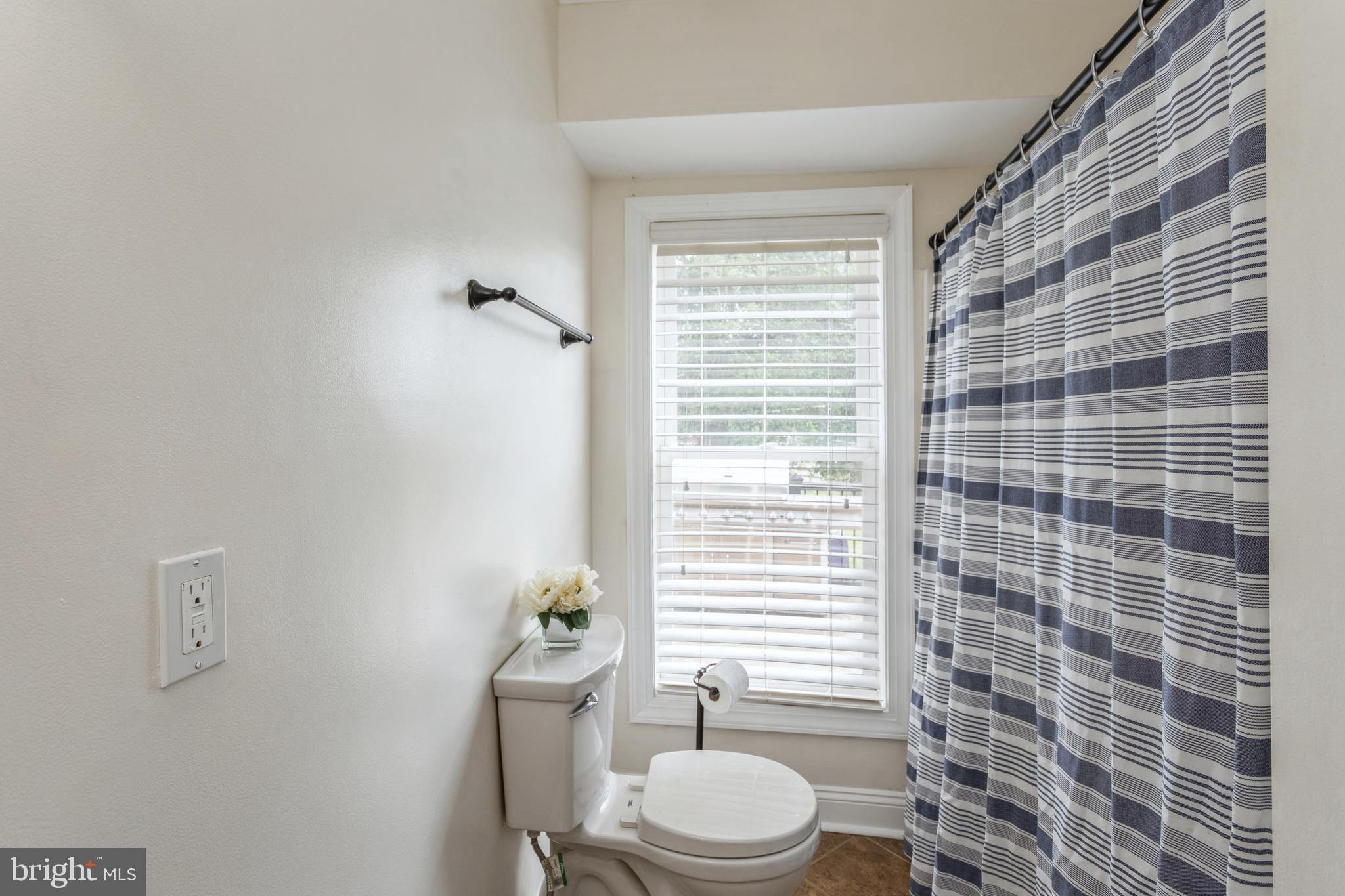 10330 Rogues Road Midland, VA 22728 - Photo 14 of 33 Full bathroom on main