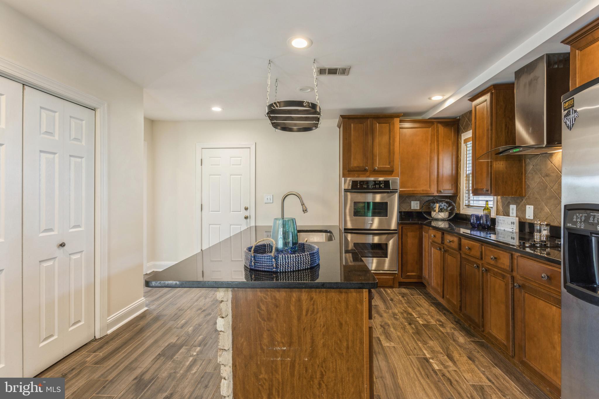 10330 Rogues Road Midland, VA 22728 - Photo 10 of 33 Double wall oven, large pantry