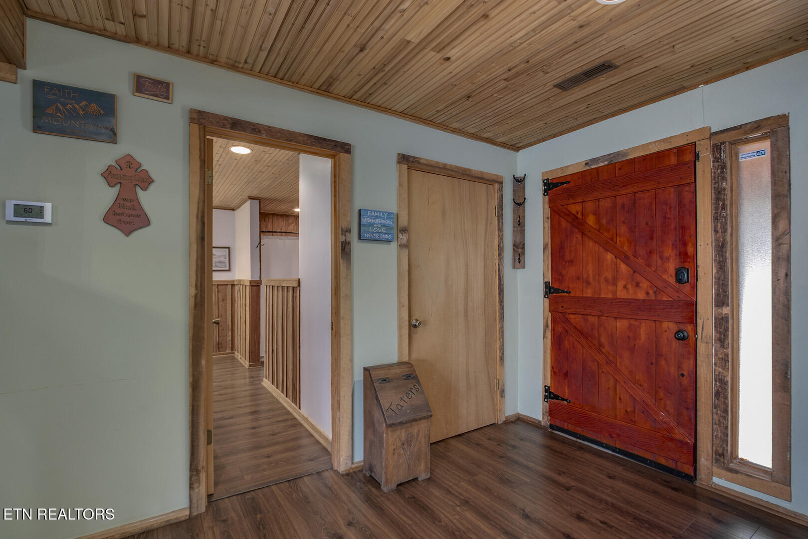 4368 River Road Ten Mile, TN 37880 - Photo 16 of 54 16_RiverRoad_4368_MasterBath-MainEntries