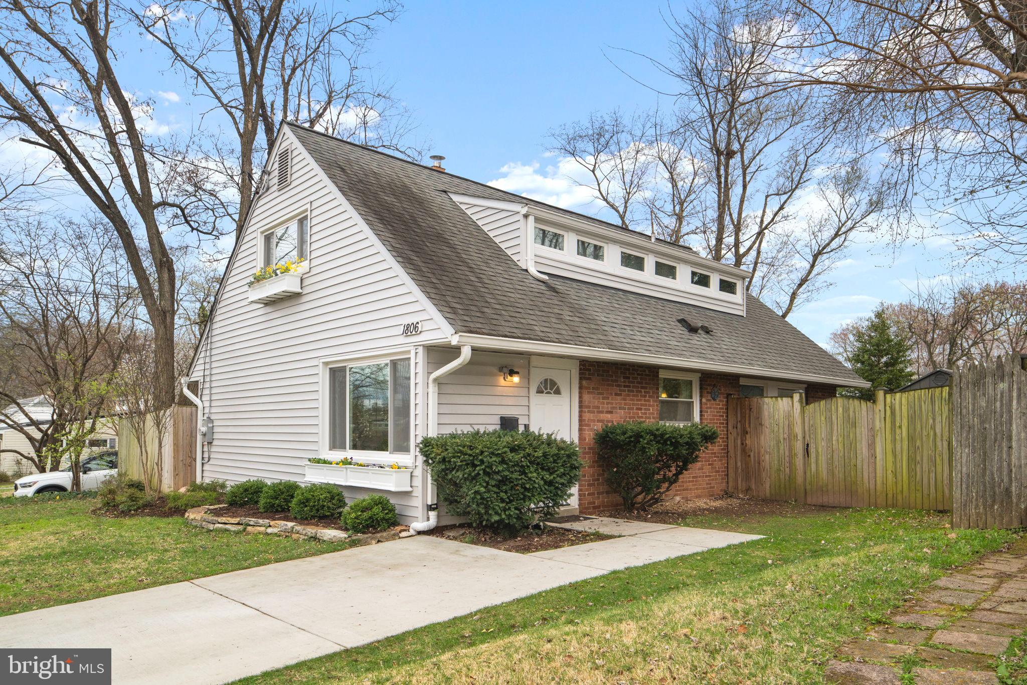 a view of a house with yard and plants