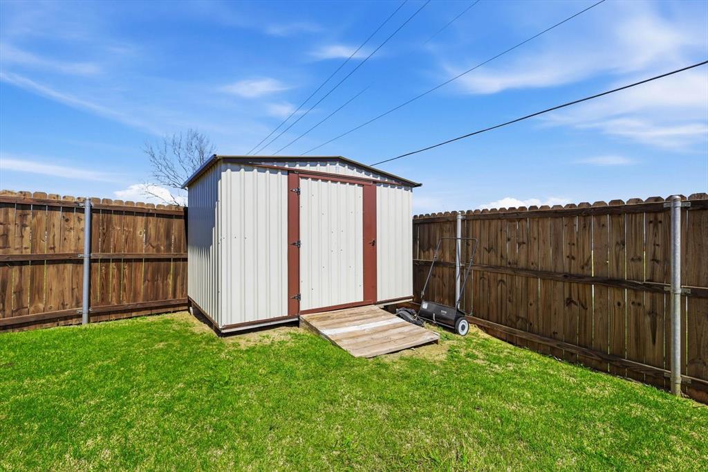 4101 Windmill Court Sanger, TX 76266 - Photo 33 of 36 a view of backyard with tub and wooden fence