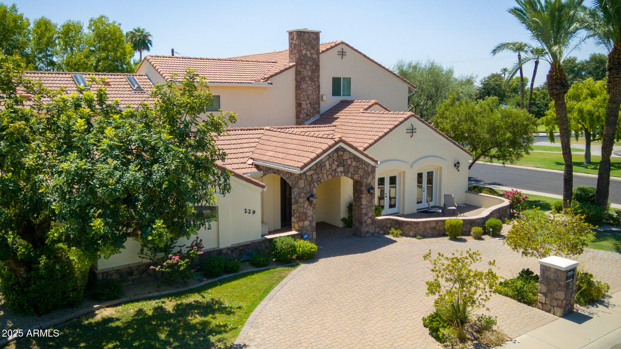 229 West Vista Avenue Phoenix, AZ 85021 - Photo 9 of 115 9