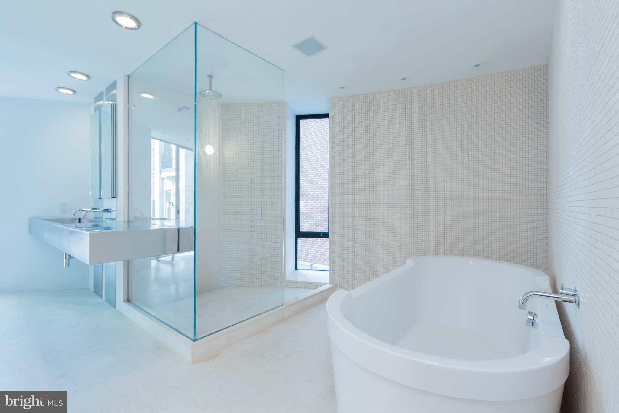 2104 R Street Northwest, Unit 5 Washington, DC 20008 - Photo 17 of 29 Bath (Master)