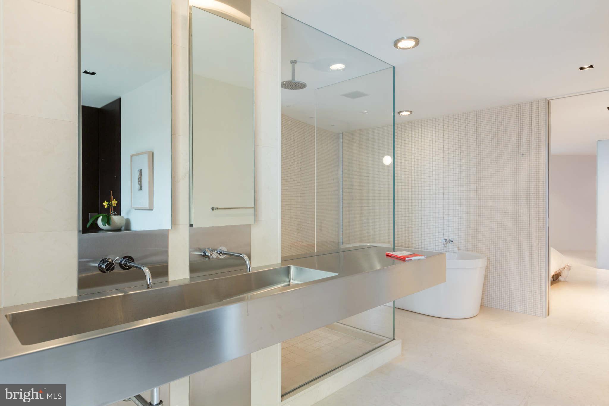 2104 R Street Northwest, Unit 5 Washington, DC 20008 - Photo 18 of 29 Bath (Master)
