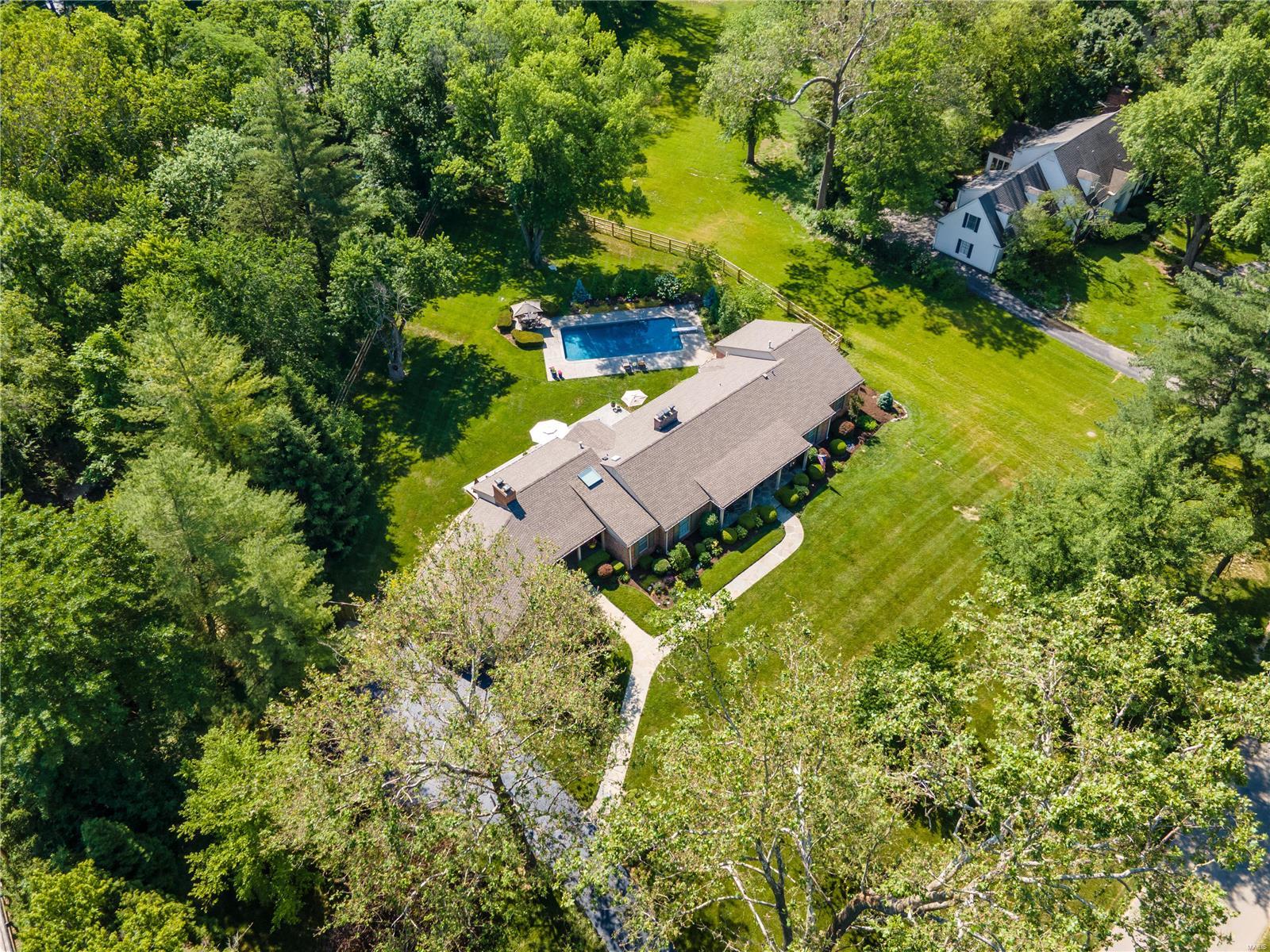 20 Overbrook Drive Ladue, MO 63124 - Photo 2 of 35