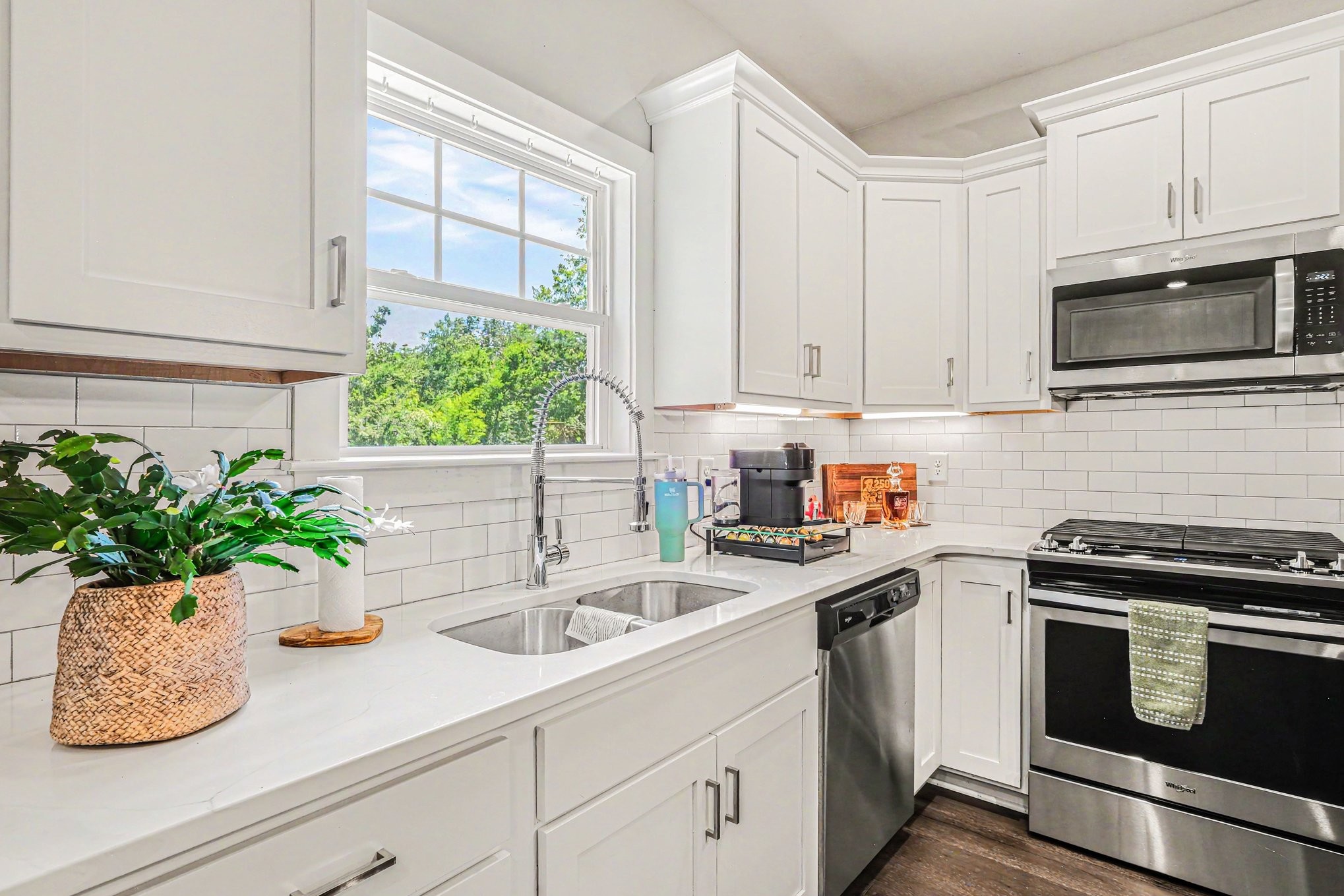 1144 Lock 4 Road, Unit H3 Gallatin, TN 37066 - Photo 8 of 22 a kitchen with a potted plant on the counter