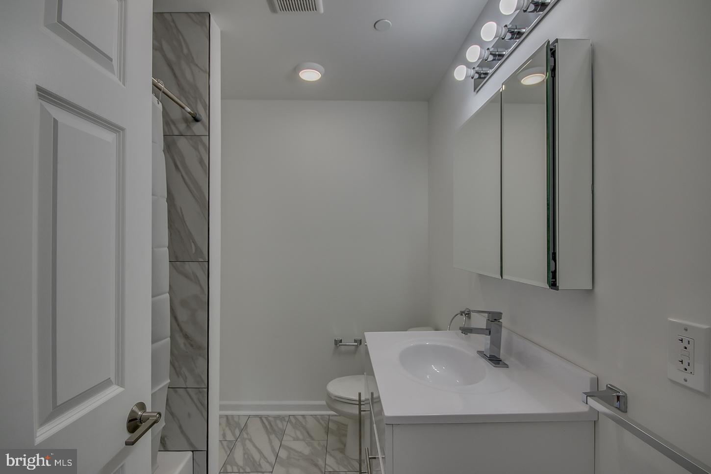 261 South 17th Street, Unit 2F Philadelphia, PA 19103 - Photo 29 of 32