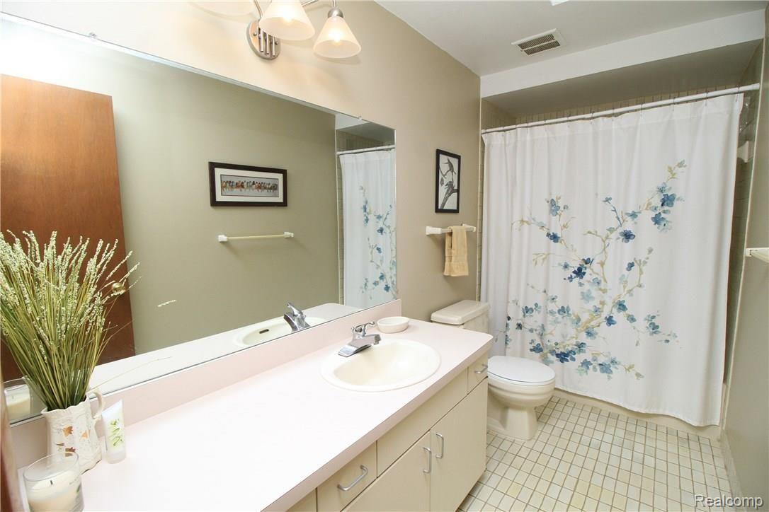 8374 Deerwood Road Clarkston, MI 48348 - Photo 31 of 38 Large Vanity in Family Bath