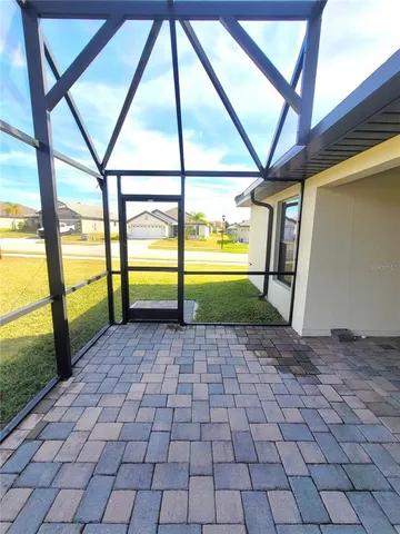 a view of empty room with window