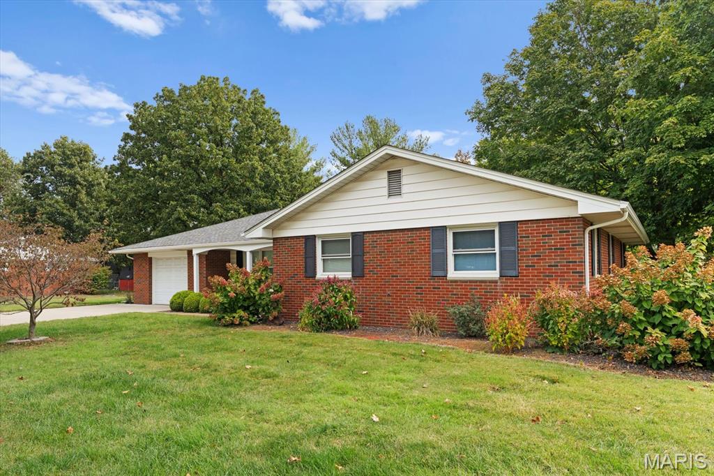 402 South Smiley Street O'Fallon, IL 62269 - Photo 3 of 39 Gallery Image 3