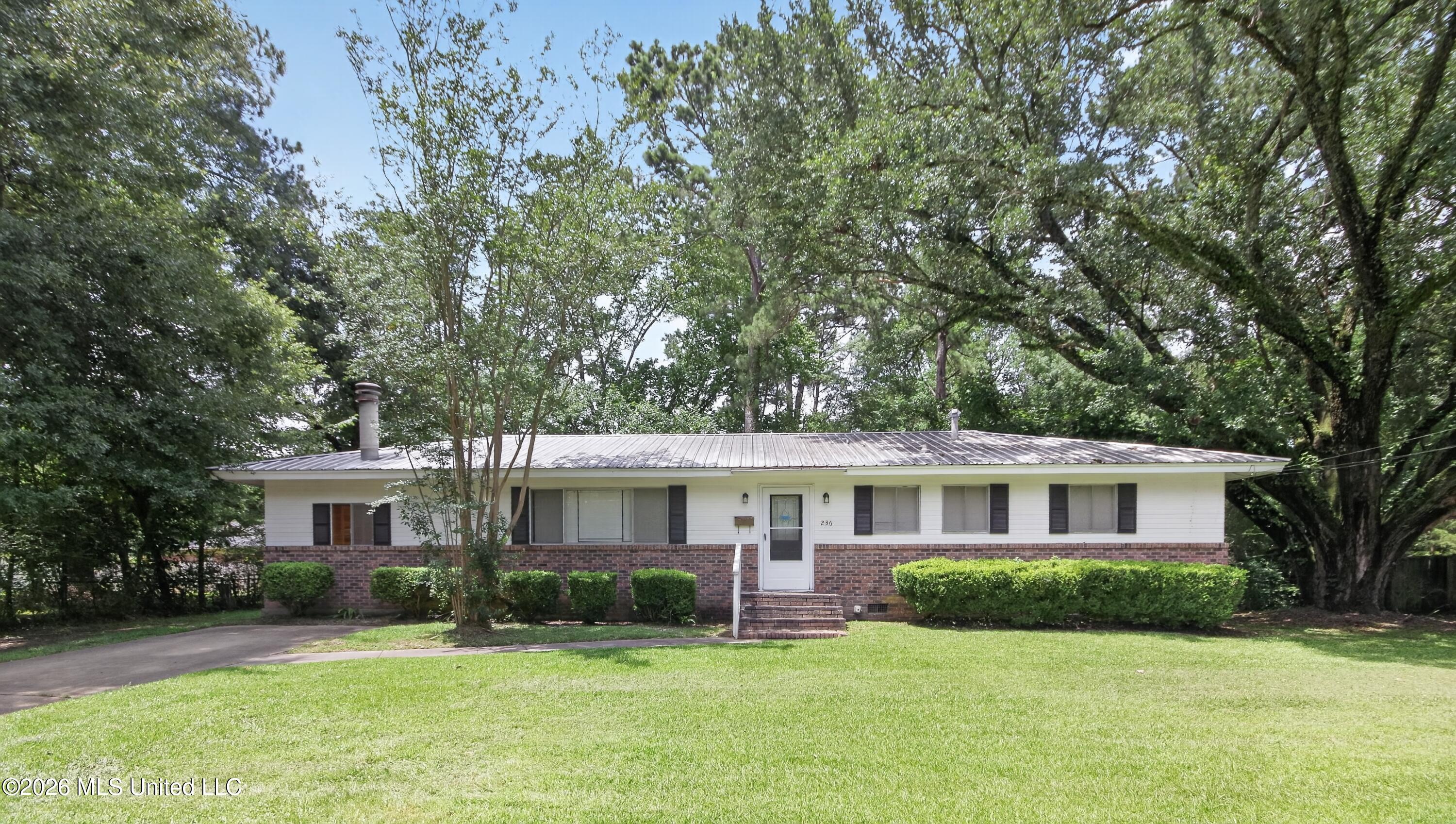 01_236_S_Canton_Club_Cir-Exterior-0272