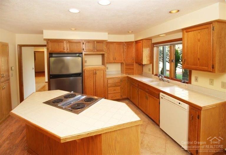 62593 Quail Ridge Road Bend, OR 97701 - Photo 8 of 25 Spacious kitchen with lots of cabinets,