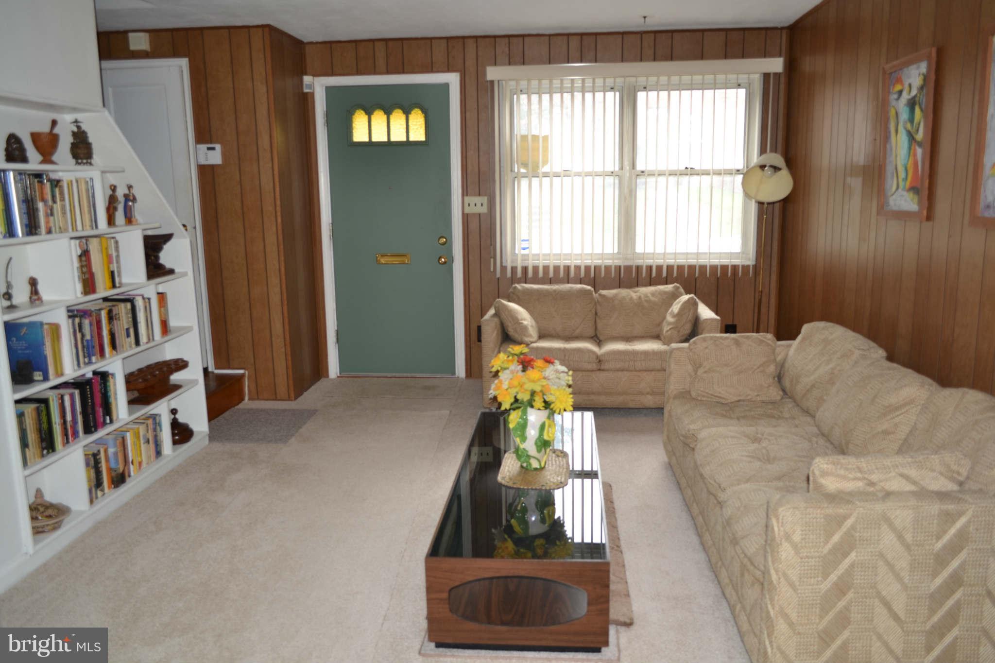 1033 Stamford Road Baltimore, MD 21229 - Photo 2 of 27 Living Room