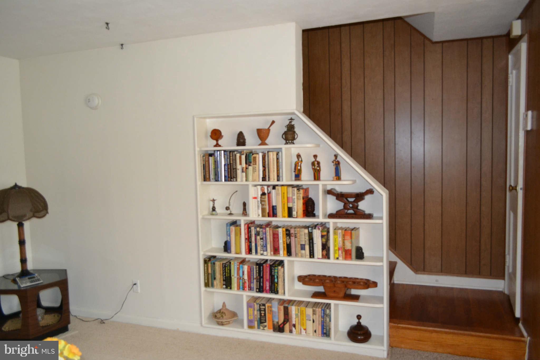 1033 Stamford Road Baltimore, MD 21229 - Photo 3 of 27 Living Room