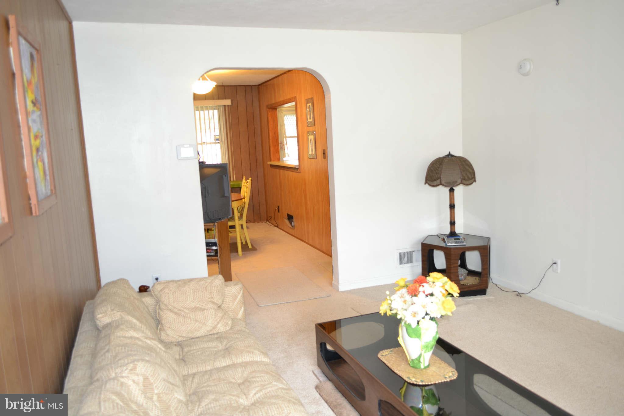 1033 Stamford Road Baltimore, MD 21229 - Photo 4 of 27 Living Room