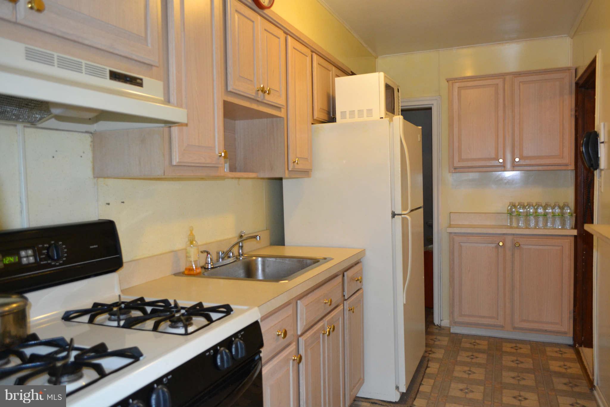 1033 Stamford Road Baltimore, MD 21229 - Photo 7 of 27 Kitchen