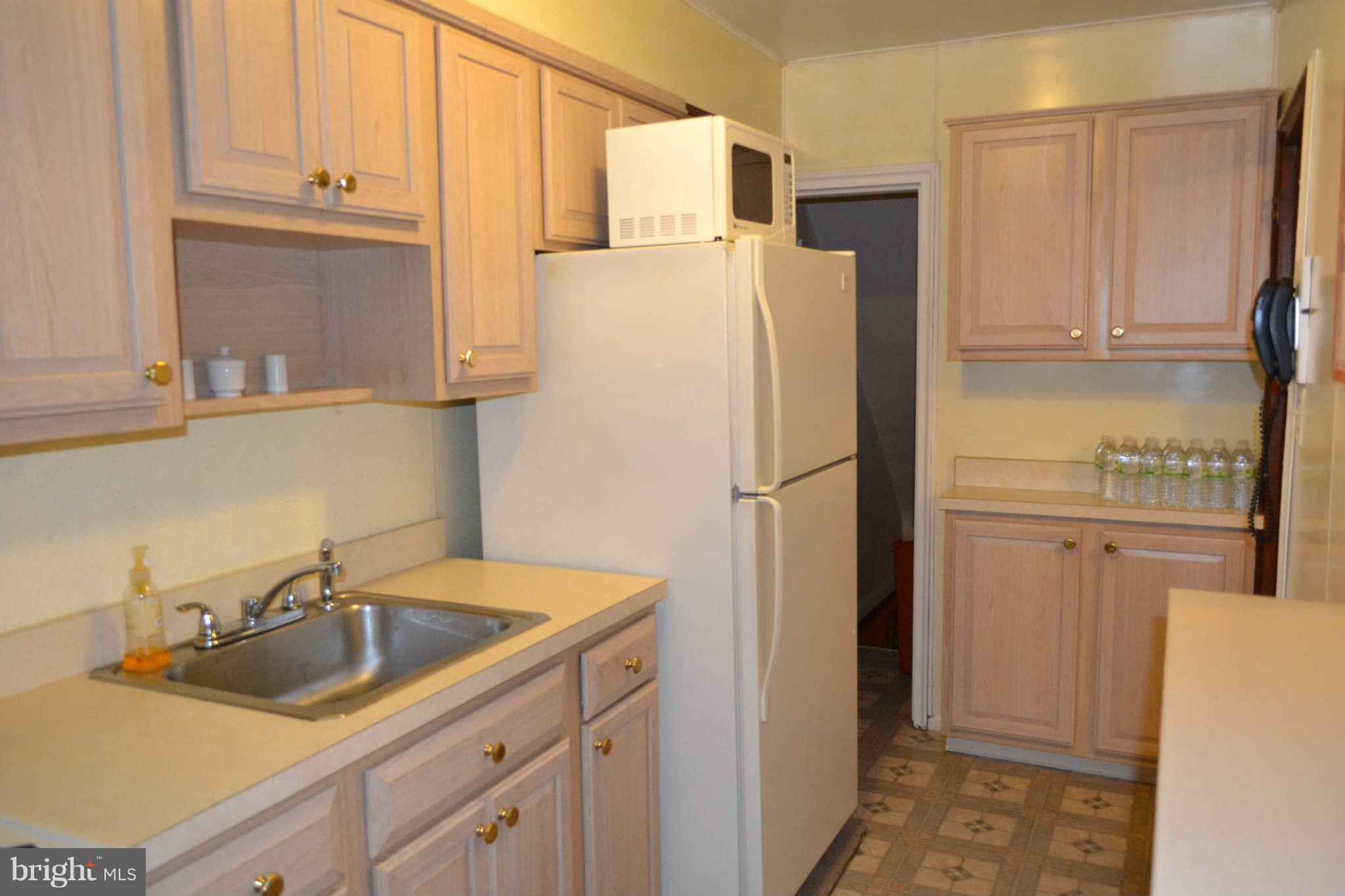 1033 Stamford Road Baltimore, MD 21229 - Photo 8 of 27 Kitchen