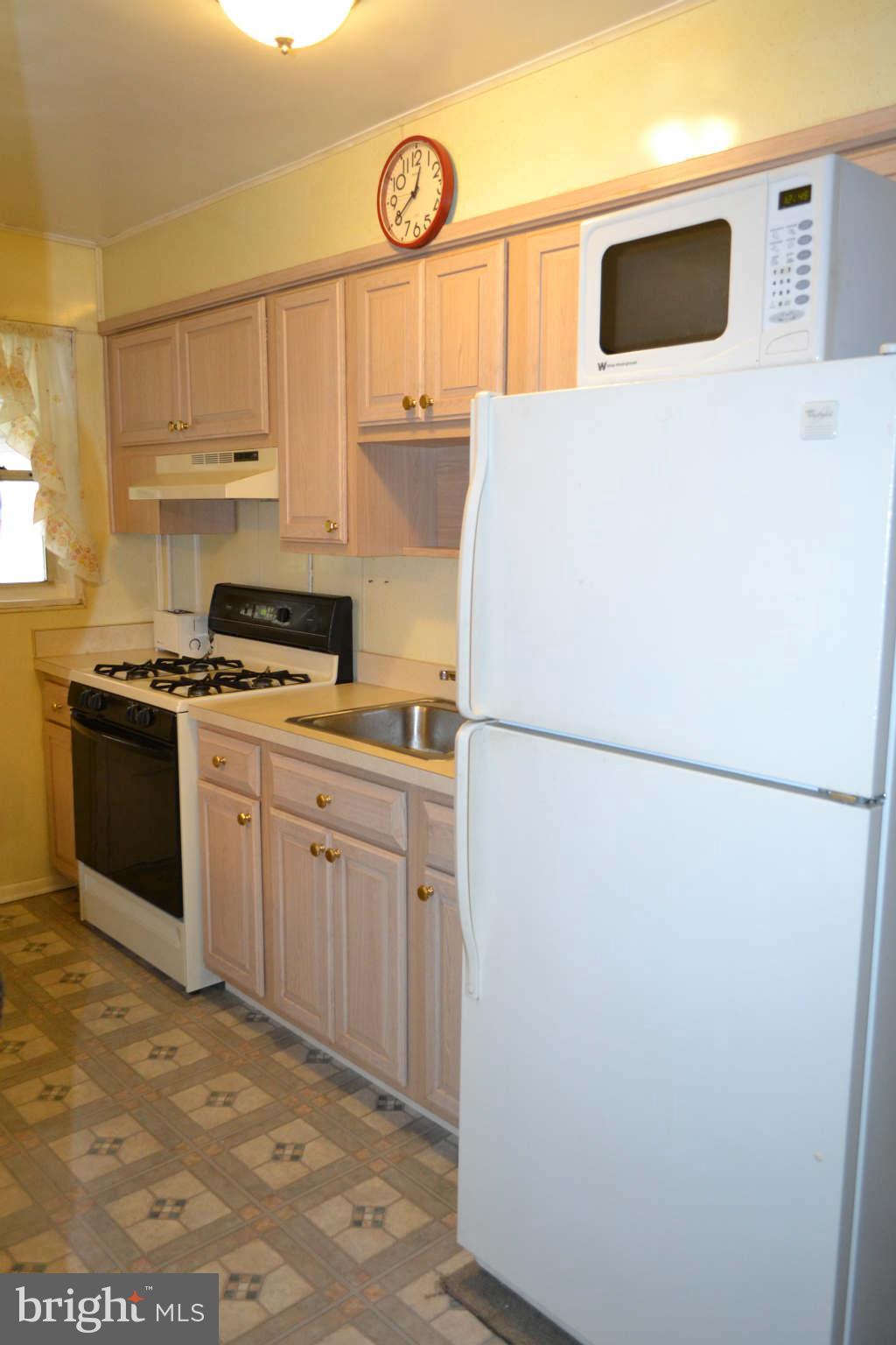1033 Stamford Road Baltimore, MD 21229 - Photo 9 of 27 Kitchen