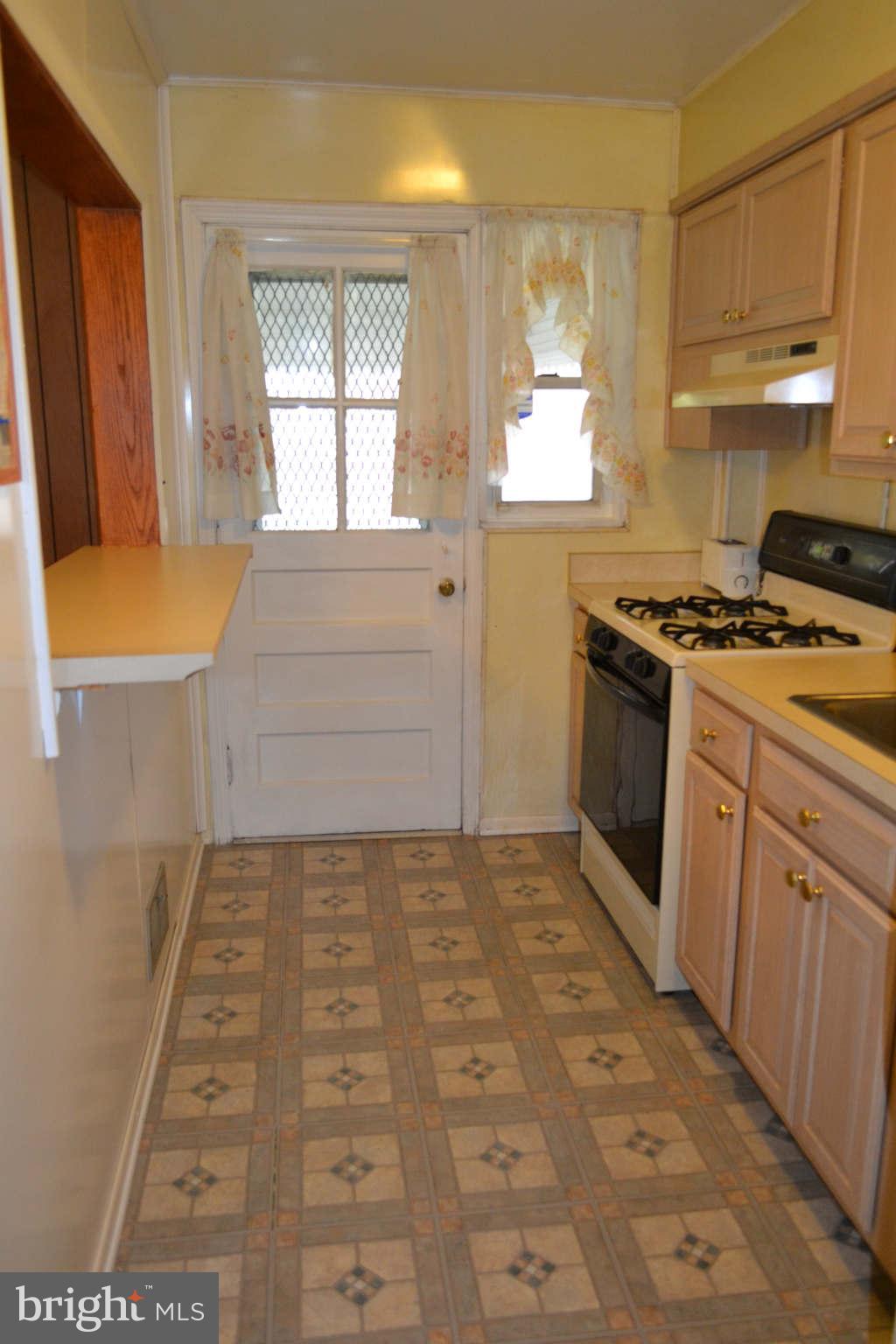 1033 Stamford Road Baltimore, MD 21229 - Photo 10 of 27 Kitchen