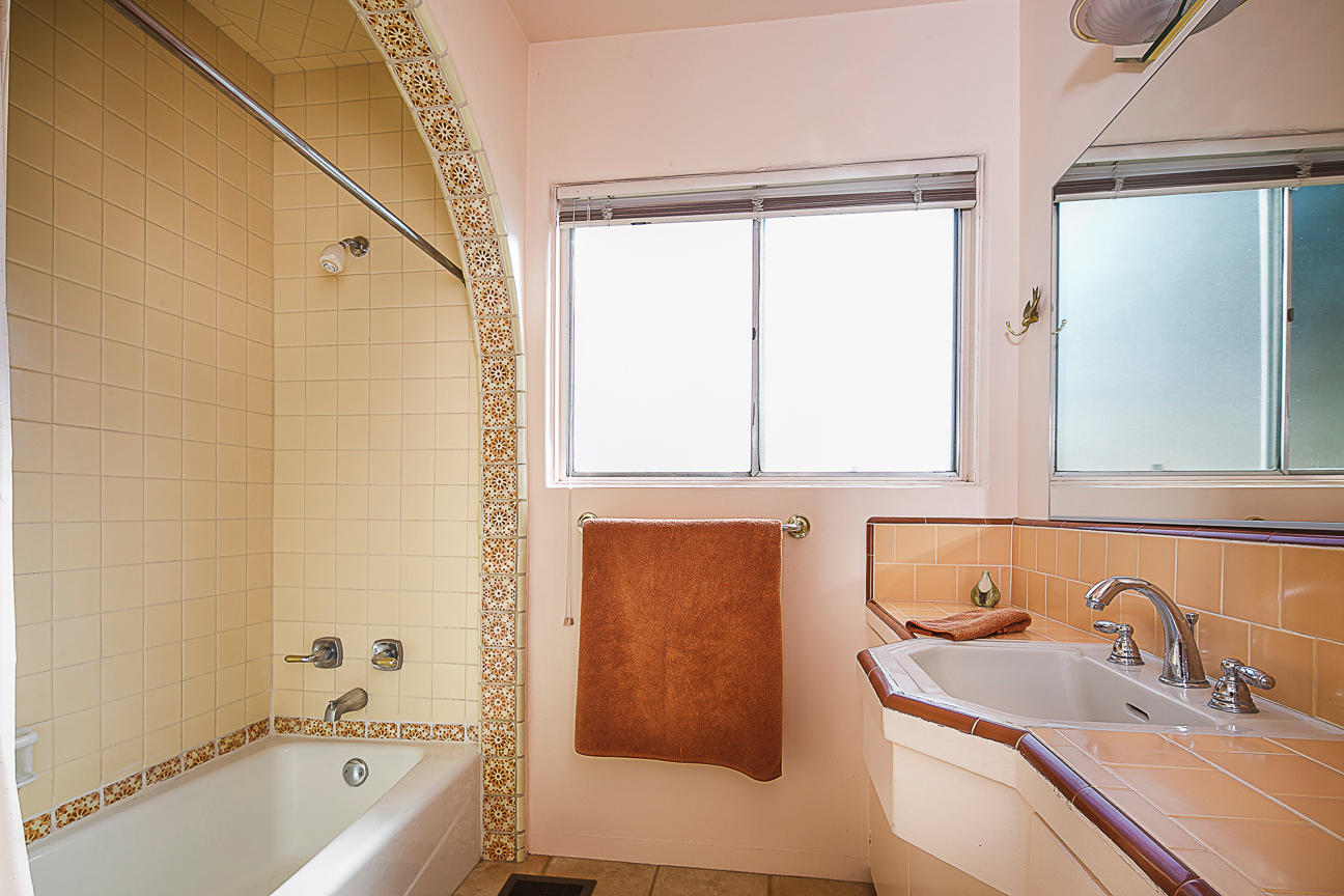 1224 Diana Road Santa Barbara, CA 93103 - Photo 11 of 19 Hall Bathroom