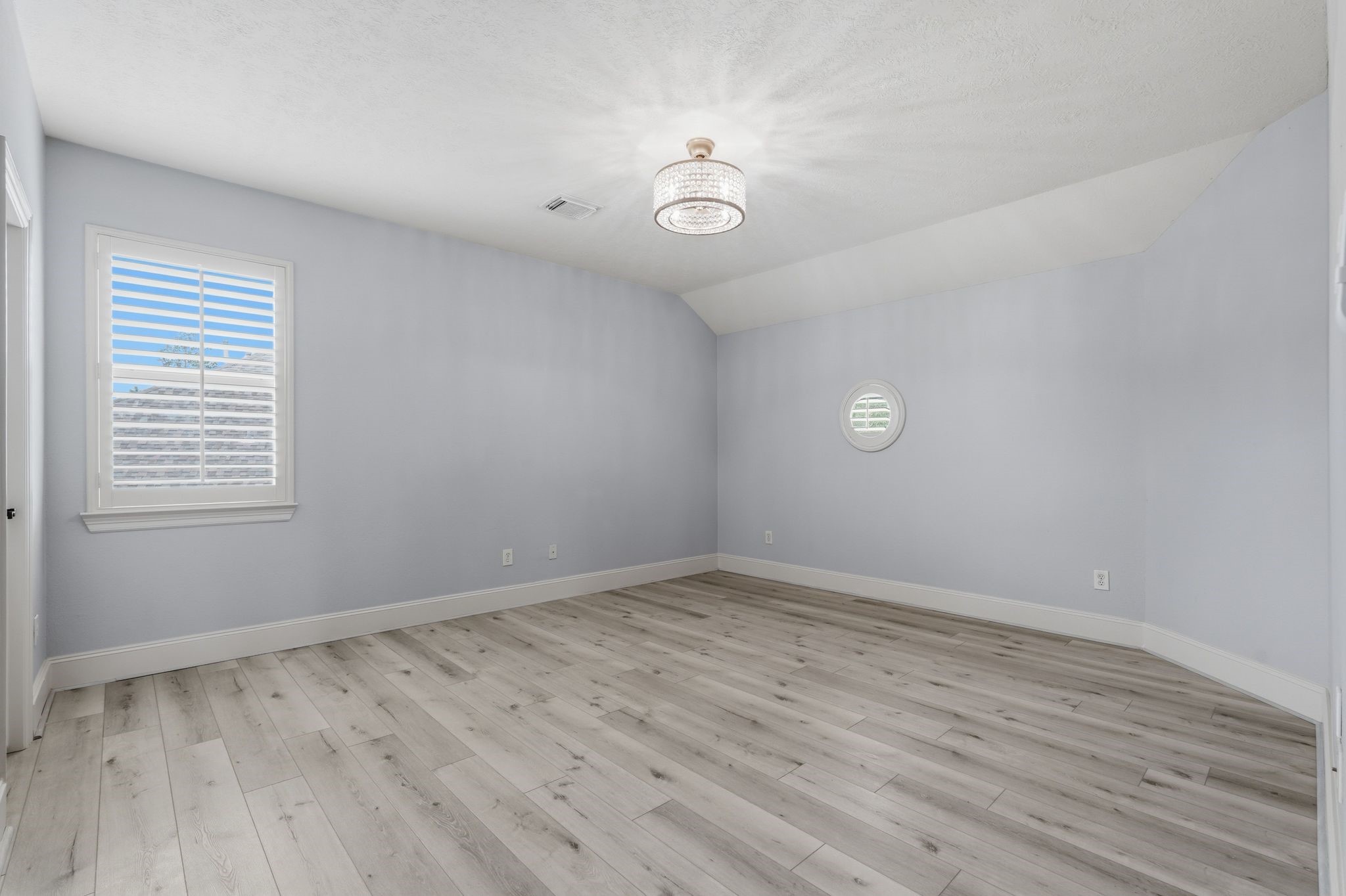 7603 Hogan Bridge Court Spring, TX 77389 - Photo 29 of 50 This spacious guest bedroom offering easy access to a shared bath, creating a functional and inviting space for visitors.