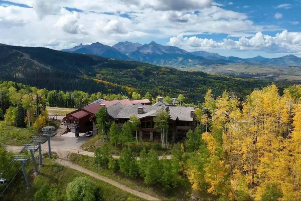 a black and white photo of a room