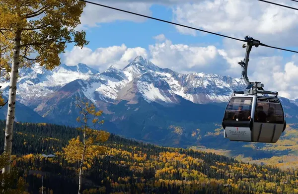 a black and white photo of a living room