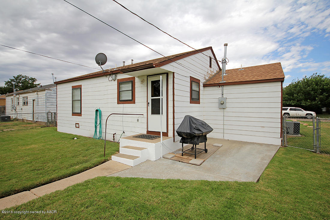 4111 Cline Road Amarillo, TX 79110 - Photo 14 of 16 a view of a backyard with table and chairs