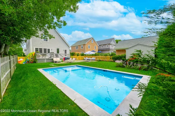 a view of an house with swimming pool and yard