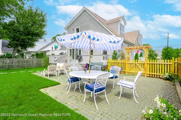 a view of a house with a yard table and chairs