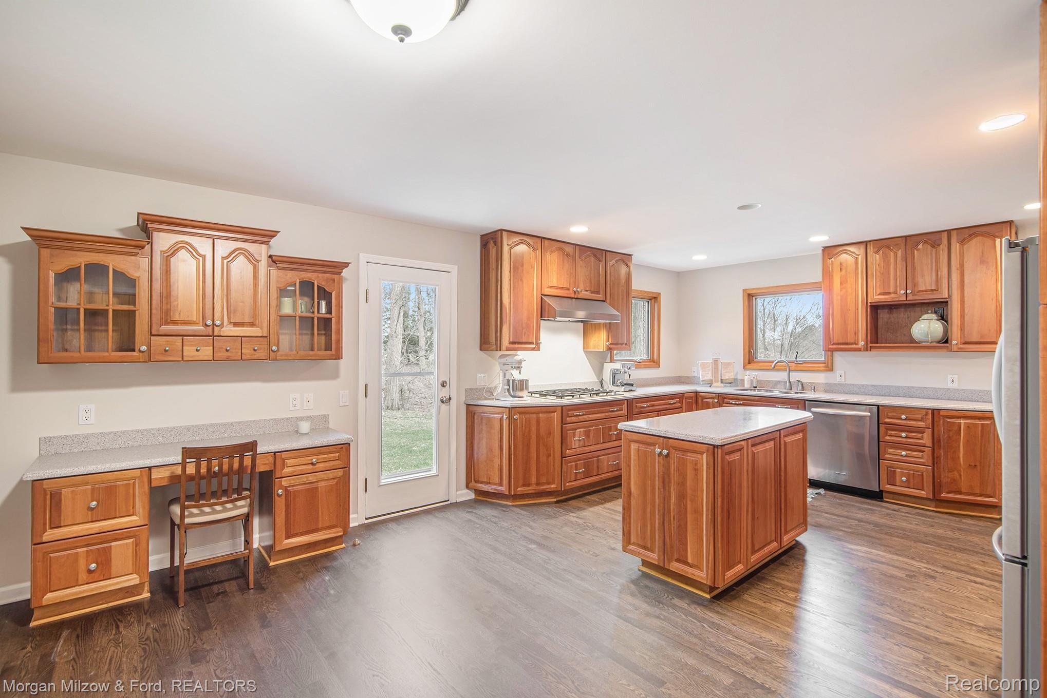 7936 Perry Lake Road Clarkston, MI 48348 - Photo 6 of 25 Hardwood flooring/stainless appliances