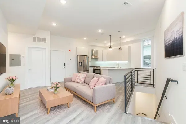 $2,900 | 90 West Laurel Street, Unit A, Philadelphia, PA 19123