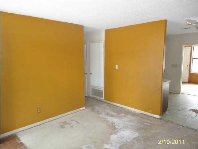 7512 Stagecoach Road Pensacola, FL 32526 - Photo 4 of 19 Living Room