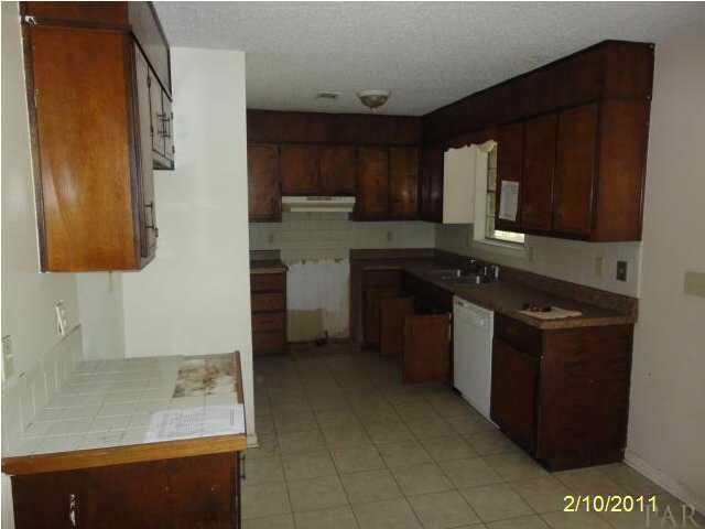 7512 Stagecoach Road Pensacola, FL 32526 - Photo 5 of 19 Kitchen