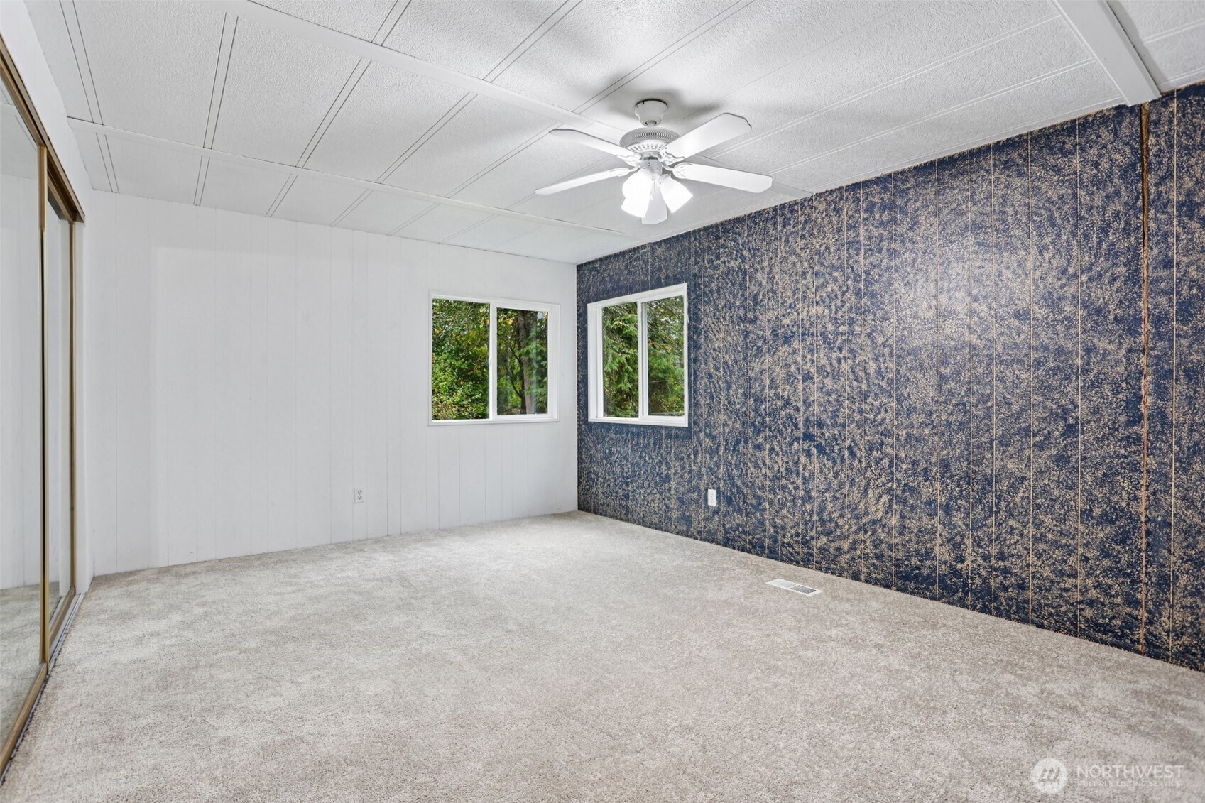 34408 Northeast 111th Street Carnation, WA 98014 - Photo 13 of 34 en empty room with windows and chandelier fan