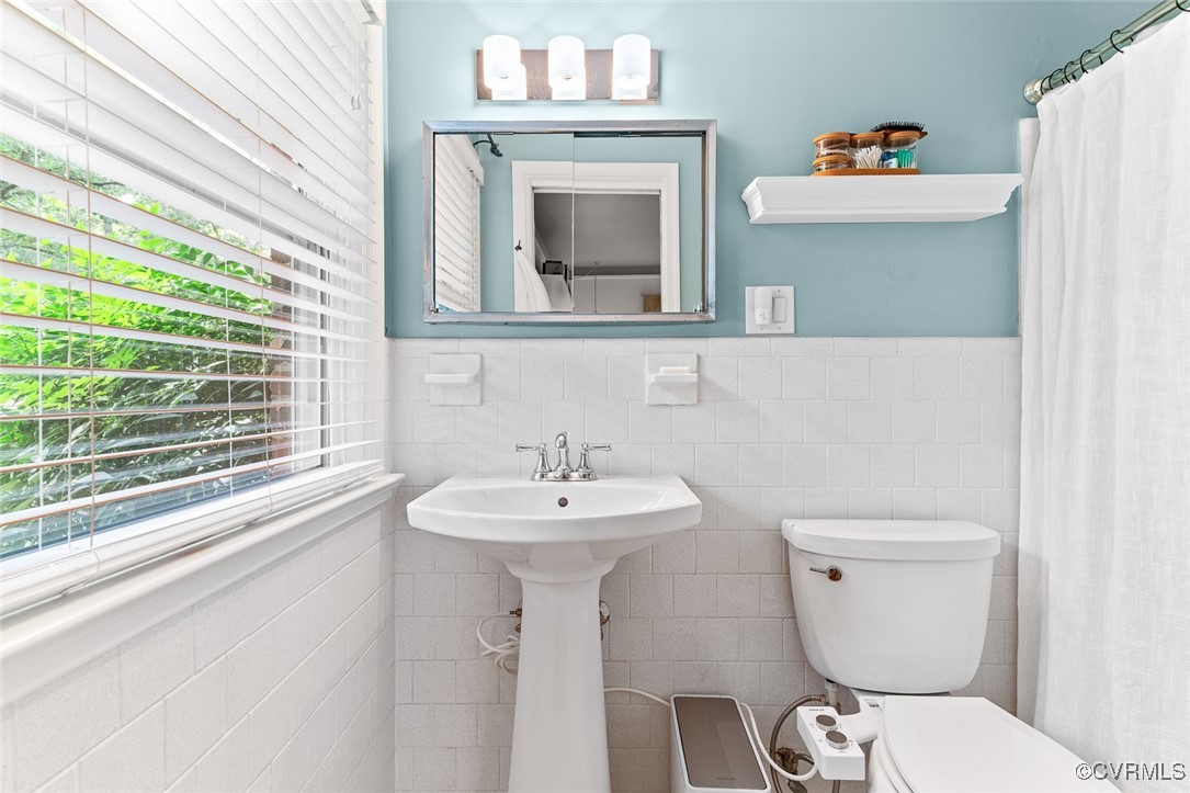 7735 Cherokee Road Richmond, VA 23225 - Photo 21 of 33 a bathroom with a sink toilet and a mirror
